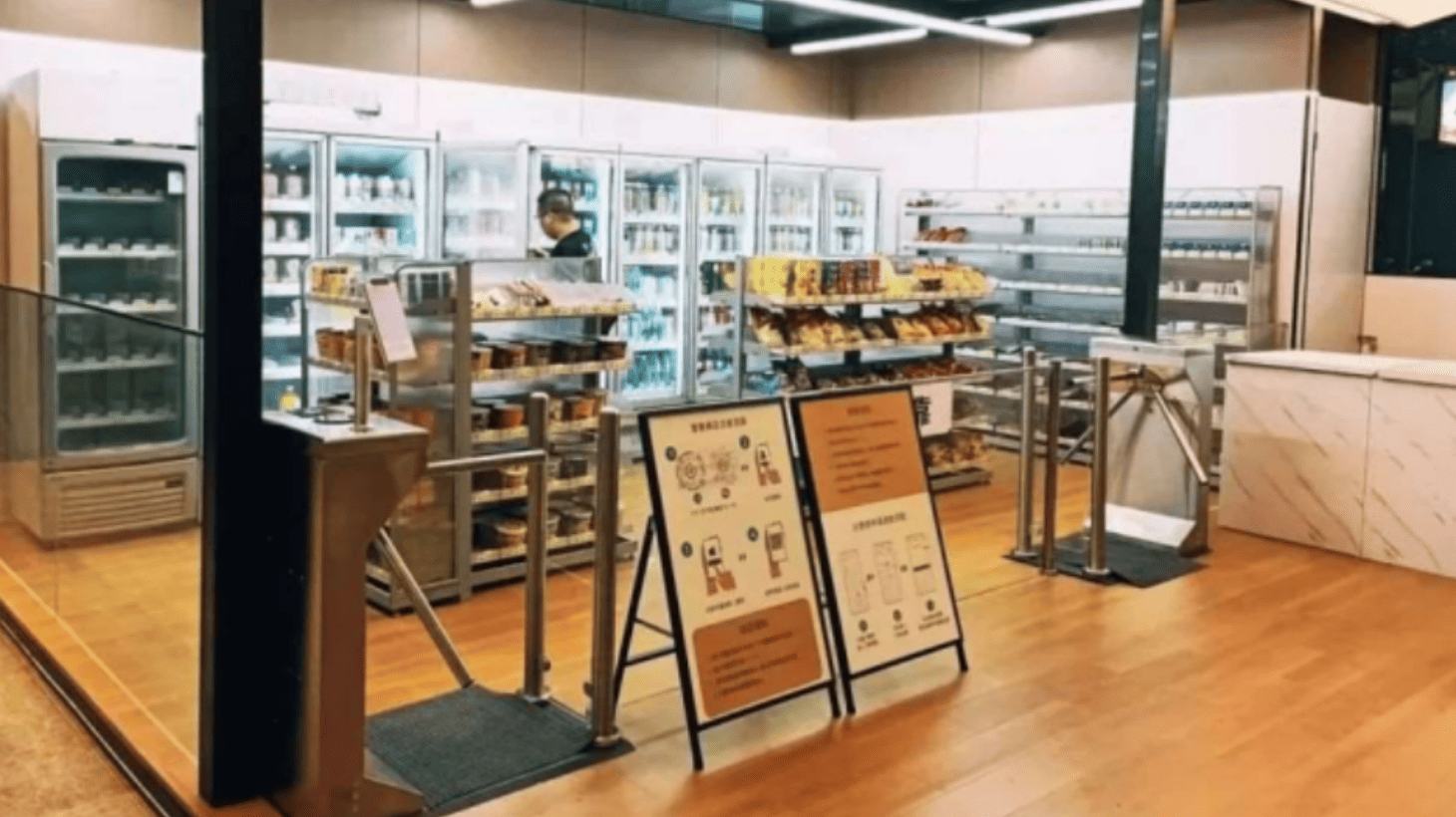 ウォークスルー型の無人店舗内の様子
